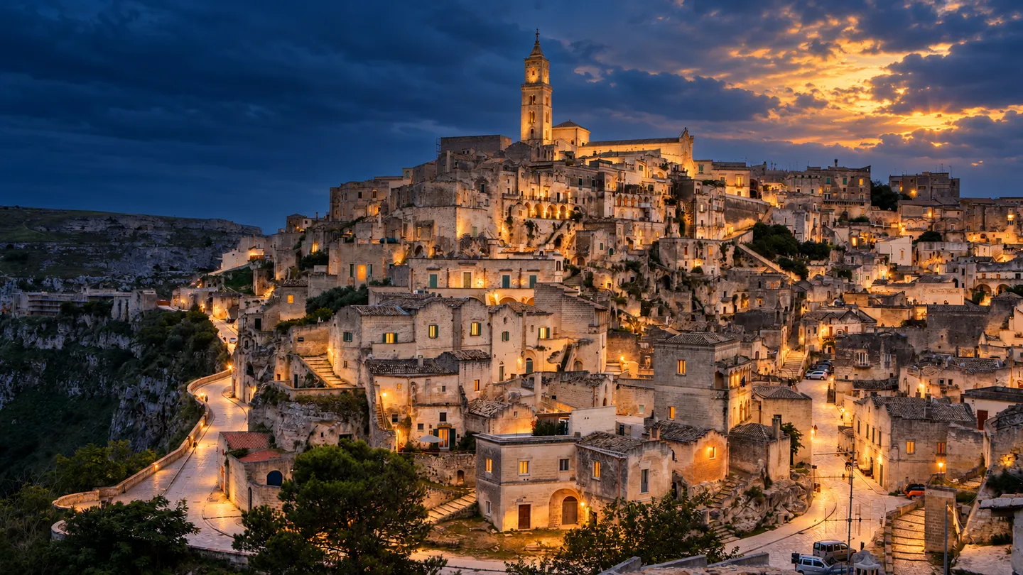 I Sassi di Matera e il campanile della Cattedrale in una scena al crepuscolo