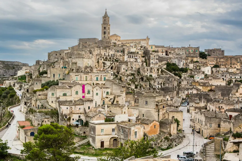 Case in pietra, terrazzamenti e campanile nei Sassi di Matera